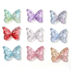 Lot de neuf perles papillon colorées pour bijoux DIY avec diverses finitions dégradées