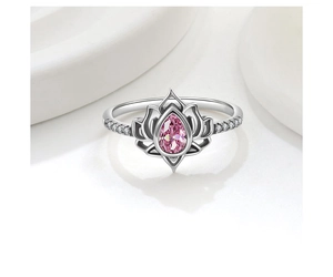 Vista macro dell'anello di loto in argento con pietra rosa e zirconi incastonati