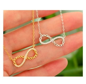 Details von Unendlichkeitshalsketten in Silber und Gold mit funkelnden Zirkoniasteinen