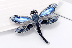 Vue macro d'une broche libellule haut de gamme avec cristaux bleus et alliage argenté