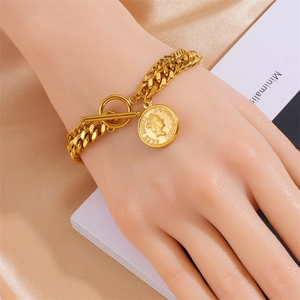 Detailansicht eines goldenen Vintage-Panzerarmbands mit Elizabeth II Münze und OT-Verschluss