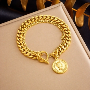 Nahaufnahme des Goldmünzenanhängers mit Elizabeth II Porträt am Gliederkettenarmband