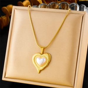 Goldene Schlangenkette mit geripptem Herzanhänger und Perlmutt-Inlay für Damen