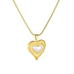 Elegante vergoldete Edelstahl-Schlangenkette mit einem strukturierten Herz-Perlenanhänger