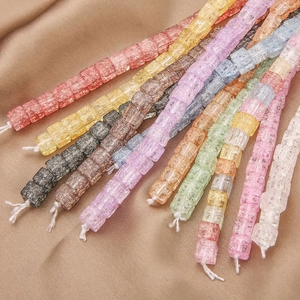Makroaufnahme bunter quadratischer Glasperlen mit Crackle-Effekt für DIY-Schmuck