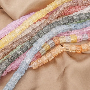 Makro-Fokus auf bunte Würfel-Glasperlen mit Crackle-Effekt für DIY-Schmuckzubehör