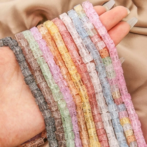 Detaillierte Makroansicht von quadratischen Glasperlen mit Crackle-Effekt für DIY-Schmuck