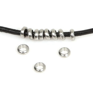 Vue macro de perles d'espacement en acier inoxydable poli pour bijoux artisanaux