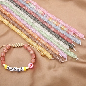 Makro-Detail von quadratischen Perlen mit Crushed-Ice-Textur und DIY ANGEL Buchstaben-Armband