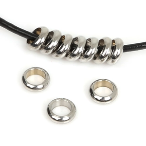 Perles d'espacement polies en acier inoxydable sur cordon noir pour bijoux DIY