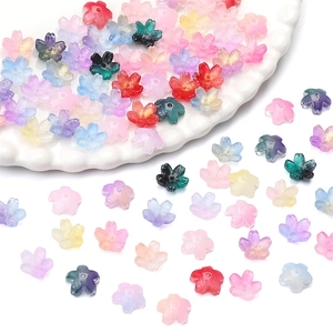 Détail macro de perles en verre dégradé en forme de fleurs de cerisier pour bijoux DIY