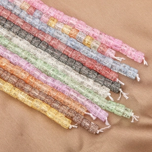 Detailansicht bunter quadratischer Glasperlen mit Crackle-Effekt für DIY-Schmuck