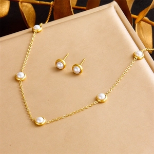 Irregular golden necklace and pearl earring set with medallion pendant for women
