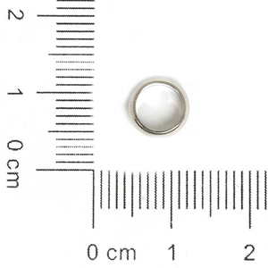 Mesure détaillée de la taille d'une perle plate en acier poli de 10mm avec règle graduée