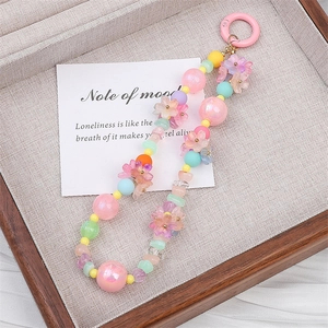 Détail de perles en verre dégradé coloré avec fleurs de cerisier et fermoir rose