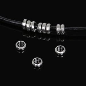 Perles rondes plates en acier inoxydable poli sur cordon noir pour bijoux DIY