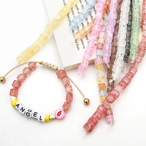 Handgefertigtes Armband mit rosa quadratischen Glasperlen und ANGEL Buchstabenanhänger