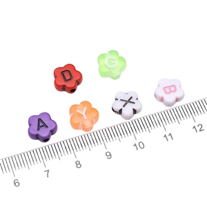 Bunte 11mm Acryl Blumenbuchstabenperlen für DIY-Schmuck mit Lineal zum Größenvergleich