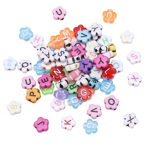 Bunte Acryl-Alphabet-Perlen in Blumenform für DIY-Schmuck und Armbandherstellung