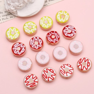 Handbemalte Glasperlen in Donut-Form in Rot, Rosa, Gelb und Weiß für DIY-Schmuck