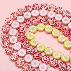 Handbemalte Glasperlen in Donut-Form für DIY-Schmuck in herzförmiger Anordnung