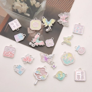 Assortimento di ciondoli cinesi smaltati a farfalla e fiori per creazione di gioielli DIY