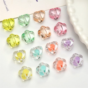 Détail de perles en acrylique en forme de cœur et fleur pour bijoux artisanaux DIY