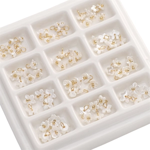 Mini breloques fleurs en résine avec perles dorées pour bijoux DIY et colliers artisanaux