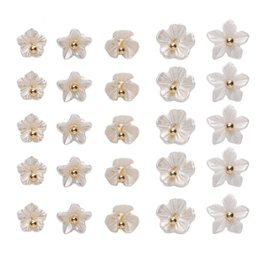 Lot de 25 breloques fleurs en résine blanc nacré avec perles dorées pour bijoux DIY