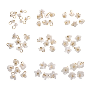 Détails de breloques fleurs en résine avec anneaux dorés pour création de bijoux DIY