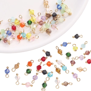 Vue macro de pendentifs en verre facetté 4mm avec anneaux dorés pour bijoux DIY
