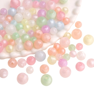Perline luminose in acrilico color macaron in un piatto per la creazione di gioielli