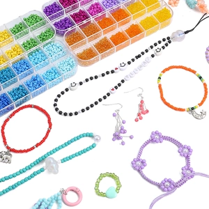 Détail du coffret 12 cases avec perles de rocaille colorées et accessoires bijoux DIY
