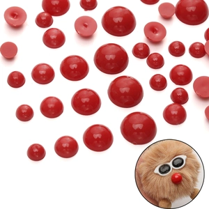 Dettaglio macro di perle acriliche rosse a base piatta per bambole fai-da-te