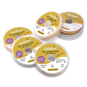 Détail macro de fils de perles 1x7 en acier inoxydable avec revêtement nylon multicolore