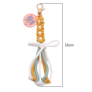 Portachiavi macramé margherita da 16 cm fatto a mano con fiocco colorato e ciondolo rosa