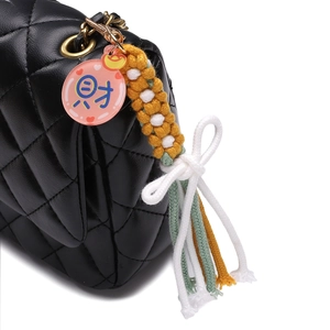 Borsa a spalla in pelle nera trapuntata con ciondolo a margherita intrecciato a mano colorato