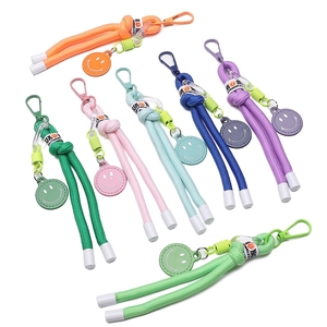 Portachiavi colorati con faccina sorridente intrecciata e moschettoni in metallo