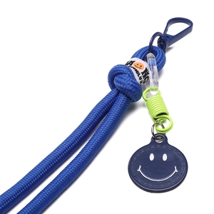 Dettaglio portachiavi blu intrecciato con clip a molla verde e ciondolo smiley