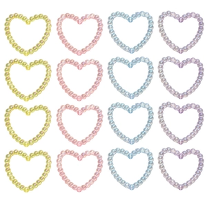 Macro-opname van hartvormige acrylkralen in macaronkleuren voor DIY-sieraden en knutselen