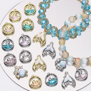 Detailansicht von Meeresmotiven aus Legierung für DIY-Schmuck mit Seesternen und Muscheln