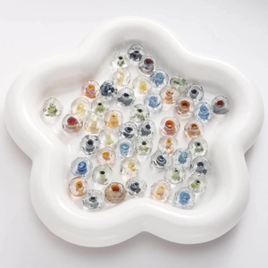Gros plan de perles en verre colorées 12x7mm pour la création de bijoux DIY