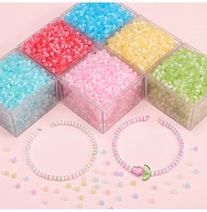 Détail macro de perles en verre œil de chat 4mm macaron pour la création de bijoux