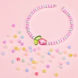 Détail du collier de perles en verre œil de chat 4mm avec perles violettes et tulipe