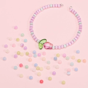 Collier fait main en perles œil de chat 4mm avec pendentif tulipe rose sur fond rose