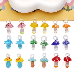 Vue détaillée de pendentifs champignons en verre coloré pour la création de bijoux DIY