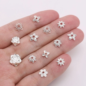 Varietà di copriperle a forma di fiore in argento per accessori per gioielli fai da te