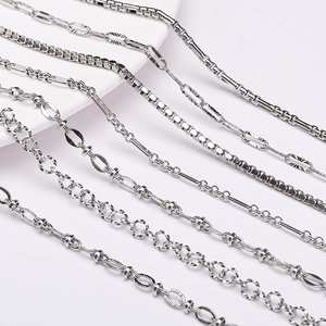 Vue détaillée de diverses chaînes en acier inoxydable pour bijoux DIY finition argent