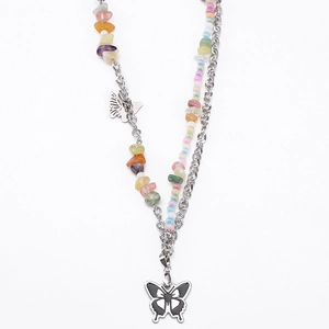 Détail d'un collier bohème à plusieurs rangs avec pierres colorées et pendentifs papillon