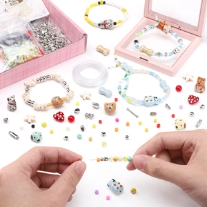 DIY sieradenset voor kinderen met kralen, elastisch koord en roze geruite opbergdoos